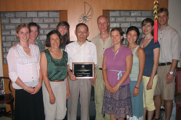 Prof Deng Zhongjia with American students
